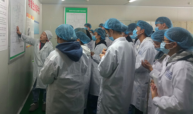 成都大學師生赴金鼎藥業(yè)參觀學習